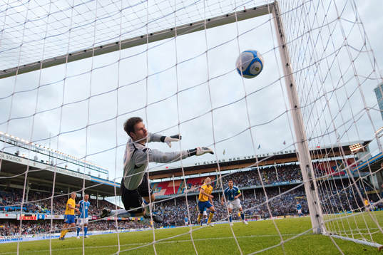 Ola Toivonen, Sverige axlar in 1-0 bakom Asmir Begovic,