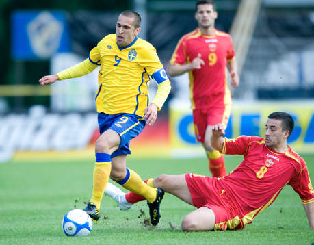 Emir Bajrami glider förbi Nemanja Nikolic glidtackling