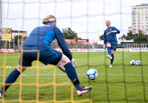 Hedvig Lindahl och Kristin Hammarström, målvakt
