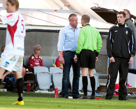 Jan Andersson, tränare Örgryte, och domare Johan Hamlin,