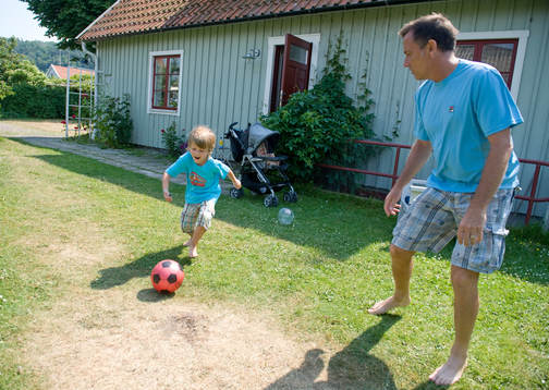 Mikael Pernfors och sonen Figge sparkar fotboll utanför