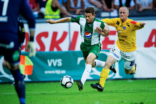 Jesper Blomqvist, Hammarby, i kamp om bollen mot Emil