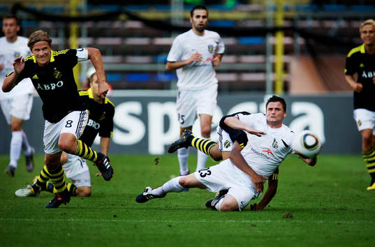 Walid Atta, AIK, fäller Kevin Martin, Jeunesse Esch