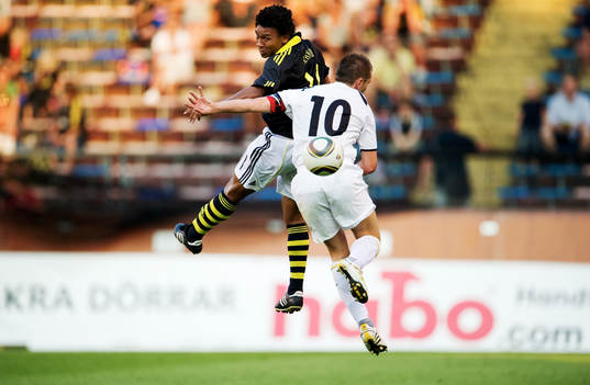 Antônio Flávio, AIK, vinner en luftduell mot René