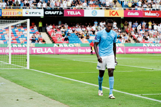 Edward Ofere, Malmö, lämnar matchen