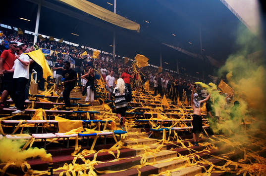 AIK-klacken utlöste bengaleld som försenade matchstarten.