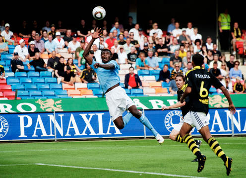 Edward Ofere, Malmö, tar ner bollen med handen