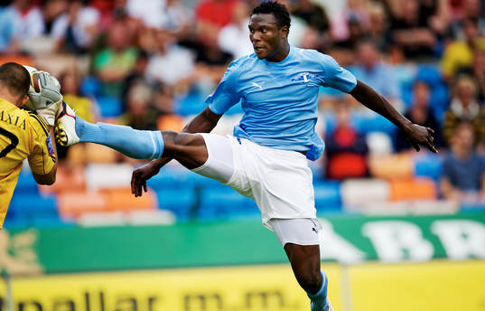 Edward Ofere, Malmö, hoppar upp och träffar Ivan Turina,