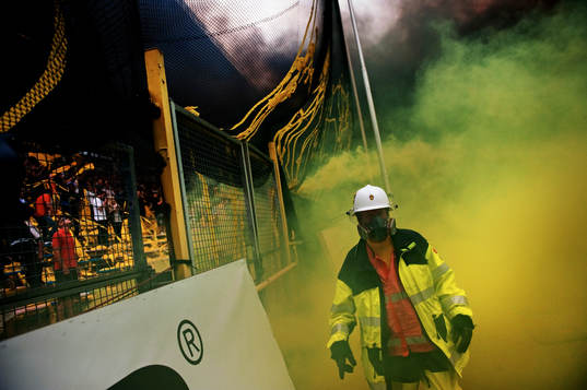 AIK-klacken utlöste bengaleld som försenade matchstarten.