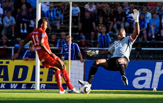 Pa Dembo Touray, målvakt, Djurgården, räddar ett