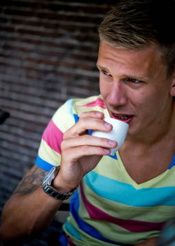 Pontus Wernbloom, dricker kaffe