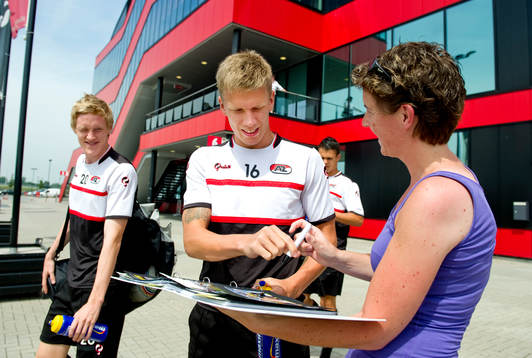 Pontus Wernbloom och Rasmus Elm, skriver autografer