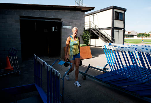Carolina Klüft transporterar vikter