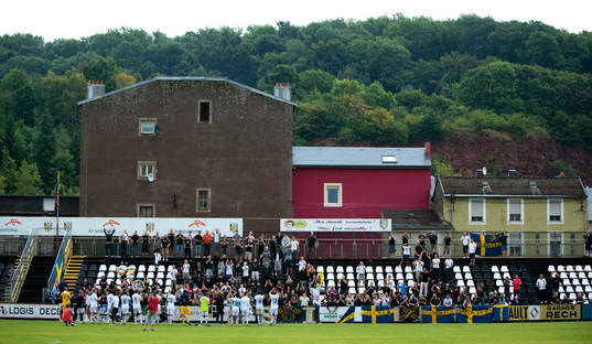 Spelarna tackar supportrarna