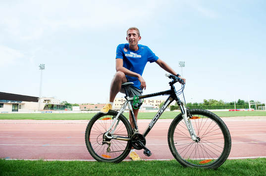 Yannick Tregaro, tränare, kom in på arenan cyklandes för