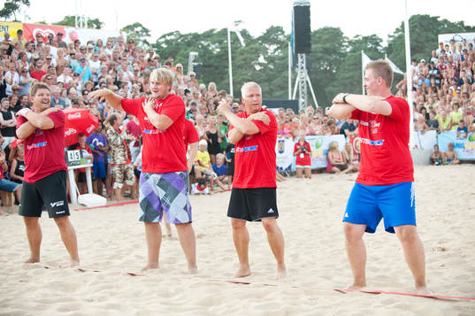 Handboll, beachhandboll, kändismatch