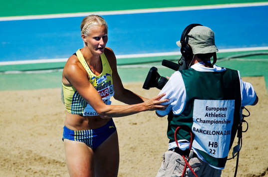 Carolina Klüft, Sverige, trycker undan en