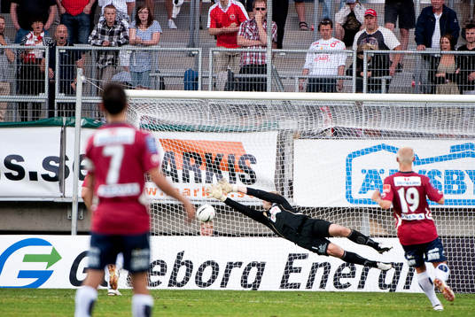 Peter Abrahamsson, målvakt Örgryte, släpper in 2-1