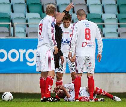 Tobias Solberg, Degerfors, får utgå med dubbla armbrott.