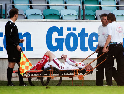 Tobias Solberg, Degerfors, får utgå med dubbla armbrott.