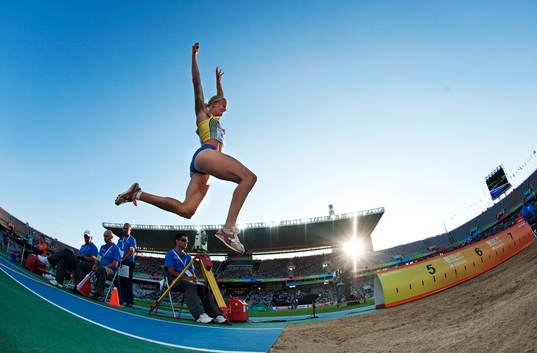 Carolina Klüft, Sverige, i sitt första hopp