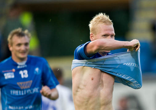 Mattias Adelstam, drar av tröja, glädje, jubel