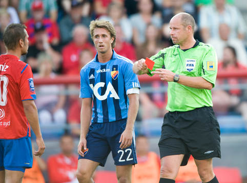 Martin Hansson, domare ger rött kort, utvisning