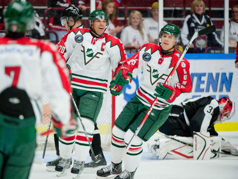Joel Lundqvist jublar med 2-0 målskytten Nicklas Lasu,