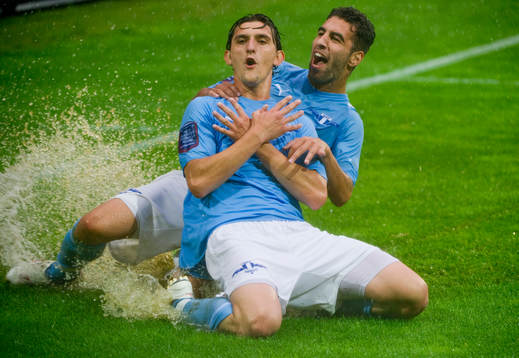 Agon Mehmeti, Malmö gjorde 1-0 i ösregnet. Jubel i