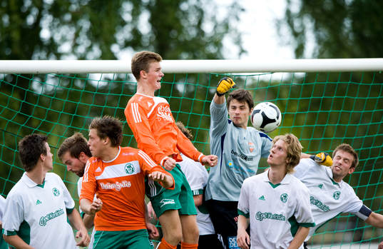 Målvakt boxar bort bollen