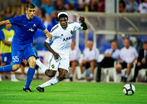 Mohamed Bangura, AIK, tar sig förbi Yordan Miliev, Levski