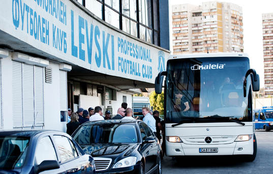 AIK anländer i buss till Georgi Asparuhov Stadion