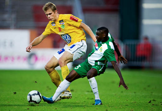 Petter Lennartsson, Jönköping, tacklas av Maic Sema,