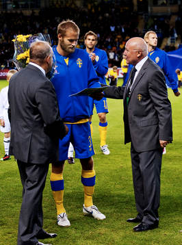 Olof Mellberg, Sverige, mottog gratulationer från SvFF i