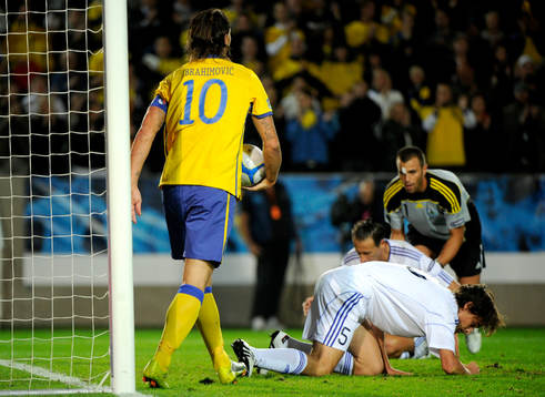 Zlatan Ibrahimovic hämtar ut bollen