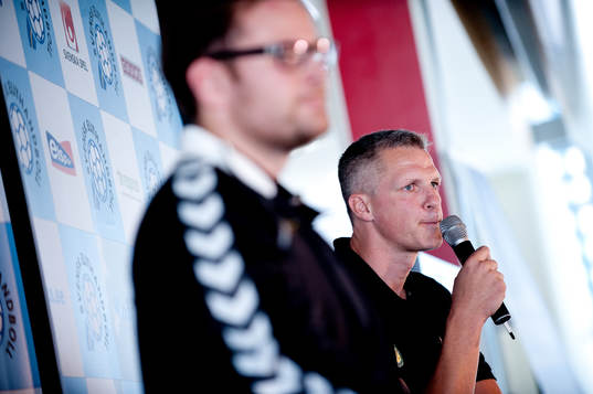 Mikael Franzén, tränare Sävehof, i förgrunden: Kristjan