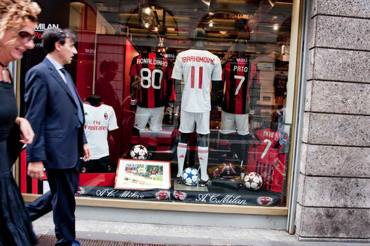 Zlatan tröjor har börjat säljas i AC Milans affärer och