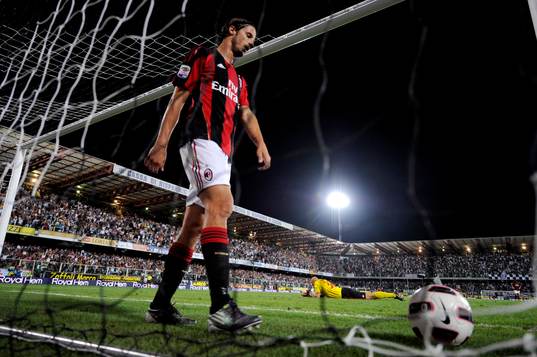 Antonini, Milan hämtar ut bollen