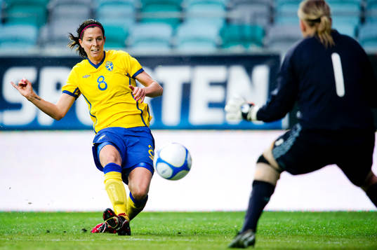 Lotta Schelin, Sverige, missar ett läge på Heidi