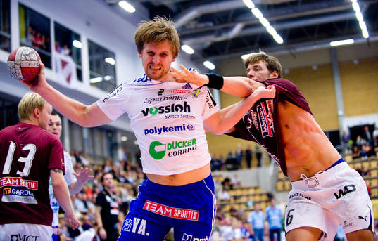 Linus Nilsson, Ystad drar tröjan av Kim Ekdahl du Rietz,