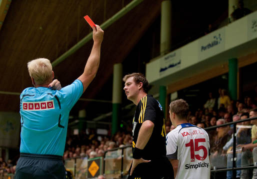 Niklas Barud, Sävehof, får rött kort (utvisning,