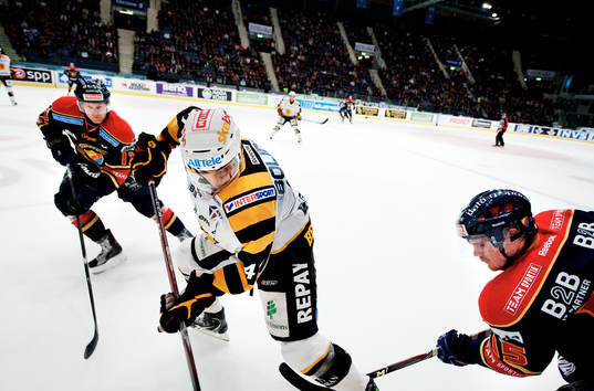 Pierre Edouard Bellemare, Skellefteå, kämpar om pucken
