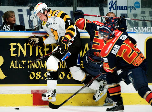 David Rundblad, Skellefteå, blir tacklad av Daniel Brodin,