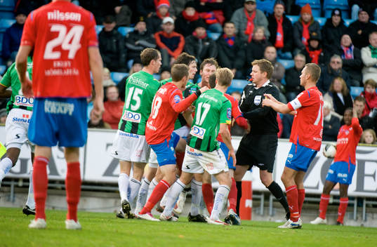 Mycket bråkigt och stökigt. Domare Markus Strömbergsson