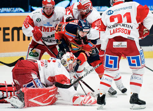 Robin Lindqvist, Timrå, håller fast Marcus Krüger,