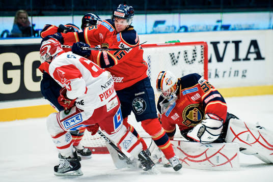 Oscar Eklund, Djurgården, slår till Ilkka Pikkarainen,