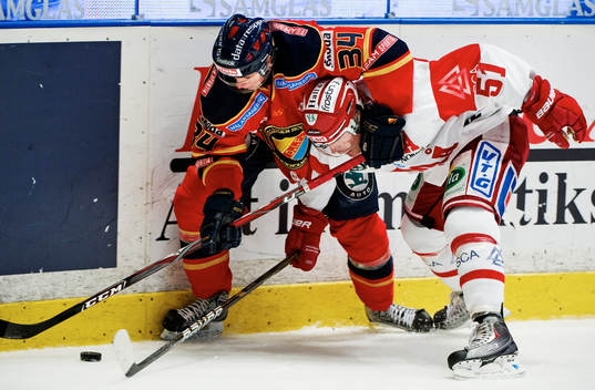 Daniel Brodin, Djurgården, kämpar mot Anton Lander, Timrå