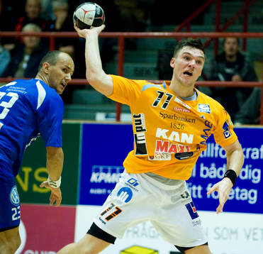 Johan Kock, Kristianstad, går förbi Zoran Roganovic, H43