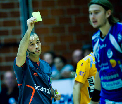 Domare visar gult kort, varning
