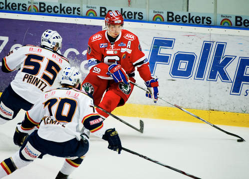 Både David Printz och Mario Kempe, Djurgården, försöker